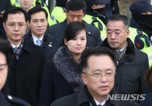 【강릉=뉴시스】조성봉 기자 = 현송월 삼지연관현악단 단장을 비롯한 북한 예술단 사전점검단이 22일 오전 강원도 강릉 스카이베이호텔에서 강릉역 KTX로 이동하기 위해 버스로 이동하고 있다.이날 북한 예술단 사전점검단은 서울의 공연장을 둘러보면서 무대 조건과 필요한 설비, 객석의 규모 등을 확인할 예정이다.2018.01.22.suncho21@newsis.com