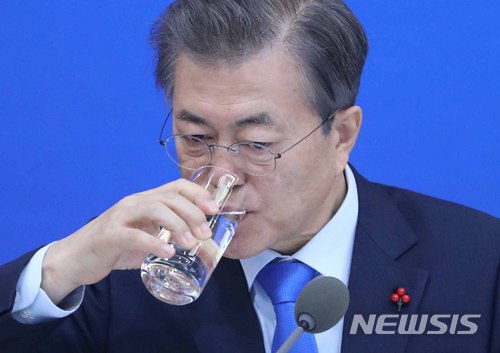 【서울=뉴시스】지난 1월 규제혁신 토론회를 주재한 문재인 대통령의 모습. (사진=뉴시스DB). 2018.01.22.