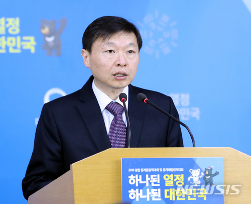 【서울=뉴시스】전진환 기자 = 19일 오전 서울 종로구 정부서울청사 브리핑룸에서 열린 양환정 과기정통부 정보통신정책실장이 오는 22일 있을 문재인 대통령 주재 범부처 규제 혁신 토론회를 앞두고 초연결 지능화 규제혁신 사전 브리핑을 하고 있다. 2018.01.22. amin2@newsis.com