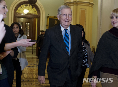 【워싱턴=AP/뉴시스】미치 매코널 미국 상원 공화당 원내대표가 21일(현지시간) 워싱턴 국회의사당 안을 걸어가고 있다. 공화당은 셧다운(연방정부 일부 기능정지)을 풀기 위해 민주당과 막후 접촉을 이어나가고 있다. 2018.1.22