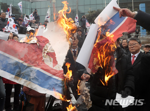 【서울=뉴시스】김진아 기자 = 대한애국당 조원진 대표를 비롯한 보수단체 회원들이 22일 오전 서울역 광장에서 평창올림픽 반대 긴급기자회견을 갖고 김정은, 한반도기, 인공기 화형식을 하고 있다. 2018.01.22.&nbsp; bluesoda@newsis.com