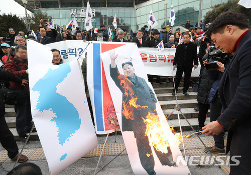 【서울=뉴시스】김진아 기자 = 대한애국당 조원진 대표을 비롯한 보수단체 회원들이 22일 오전 서울역 광장에서 평창올림픽 반대 긴급기자회견을 갖고 김정은, 한반도기, 인공기 화형식을 하고 있다. 2018.01.22.  bluesoda@newsis.com