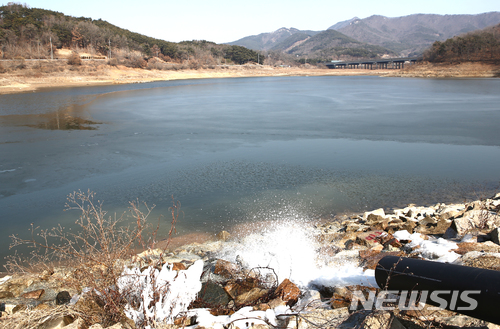 【나주=뉴시스】이창우 기자 = 한국농어촌공사는 최근 5년간 주요 가뭄지역을 중심으로 용수공급 현황 모니터링을 통해 축적된 물 관리 데이터를 분석하고 지역별 특성에 맞는 용수확보·공급방안을 마련하고 있다고 22일 밝혔다. 사진은 가뭄극복을 위해 이뤄지고 있는 양수저류를 통한 저수지 물채우기 장면. 2018.01.22 (사진=농어촌공사 제공) lcw@newsis.com