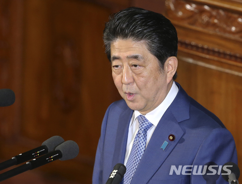 아베, 패전일 맞아 야스쿠니 신사에 공물 납부…"참배 못해 미안" 