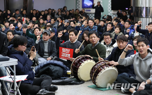 [서울=뉴시스]김진아 기자 = 고대영 사장 해임 제청안을 논의하기 위해 제893차 KBS 임시이사회가 열렸던 지난 2018년 1월22일 서울 여의도 KBS본관에서 KBS노조원들이 구호를 외치고 있다. 2018.01.22.&nbsp; bluesoda@newsis.com