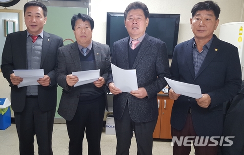 【영동=뉴시스】이성기 기자 = 23일 오전 자유한국당 이승주(57) 전 영동BBS 회장, 고원택(68) 황간신협 이사장, 신현광(57) 전 영동읍체육회장, 남기용(58) 전 NH농협은행 영동군지부장(왼쪽부터)이 영동군청에서 기자회견을 열고 오는 6·13 지방선거 충북 영동군의회 의원 출마를 선언하고 있다.2018.01.23 sklee@newsis.com