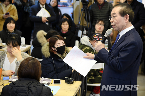 【서울=뉴시스】박원순 서울시장이 23일 오전 서울 중구 서울시NPO지원센터 대강당에서 열린 '아이들이 맘껏 숨 쉬는 서울 타운홀 미팅'에 참석해 영·유아 학부모들과 대화하고 있다. 2018.01.23.  (사진 = 서울시 제공) photo@newsis.com