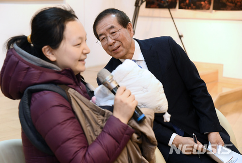 【서울=뉴시스】박원순 서울시장이 23일 오전 서울 중구 서울시NPO지원센터 대강당에서 열린 '아이들이 맘껏 숨 쉬는 서울 타운홀 미팅'에 부모와 함께 참석한 아이를 보고 있다. 2018.01.23. (사진 = 서울시 제공) photo@newsis.com