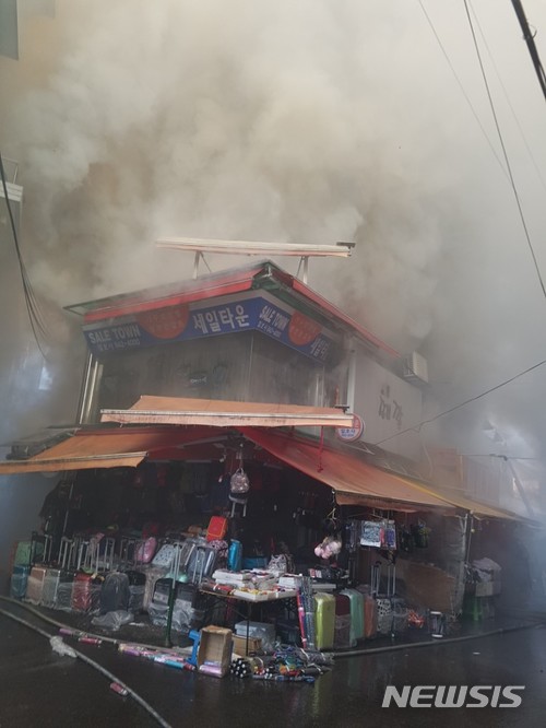 【의정부=뉴시스】배성윤 기자 = 23일 오후 4시 1분께 경기도 의정부시 의정부동에 소재한 의정부 제일시장의 한 점포에서 불이 났다. 2018.01.23.(사진=독자 제공) photo@newsis.com