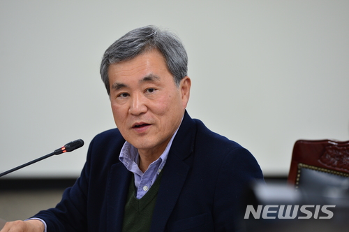【창원=뉴시스】김기진 기자 =국회 환경노동위원회 이상돈 의원(국민의 당·비례대표)이 23일 경남 창원시 낙동강유역환경청에서 열린 '낙동강 보· 하굿둑 개방 및 모니터링 현황 보고회'에 참석해 발언을 하고 있다. 2018.01.23. sky@newsis.com