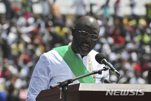 【먼로비아(라이베리아)=AP/뉴시스】축구 스타 출신의 조지 웨아 라이베리아 신임 대통령이 22일 먼로비아에서 열린 취임식에서 연설하고 있다. 2018.1.23