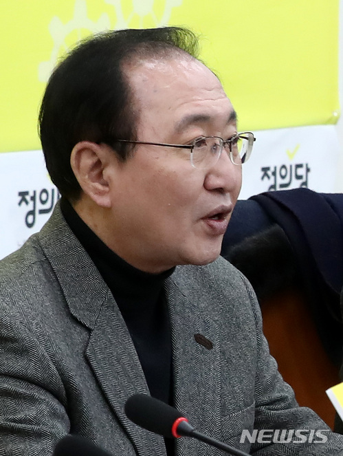 【서울=뉴시스】이영환 기자 = 정의당 노회찬 원내대표가 23일 오전 서울 여의도 국회 정의당 대표실에서 열린 의원총회에 참석해 발언하고 있다.노회찬 원내대표는 "양승태 전 대법원장이 재직당시 원세훈 전 국정원장의 선거법 위반 재판에 대해 청와대에 상황보고 및 법원 내 특정연구회 소속 판사들의 동향파악을 하는 등 사법농단을 자행해 온 사실이 밝혀졌다"고 발언했다. 2018.01.23.  20hwan@newsis.com