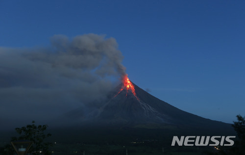 【레가스피(필리핀)=AP/뉴시스】필리핀 알바이주의 레가스피에서 23일 이틀째 분화하는 마욘 화산에서 용암과 연기가 분출하는 모습이 보이고 있다. 2018.1.23