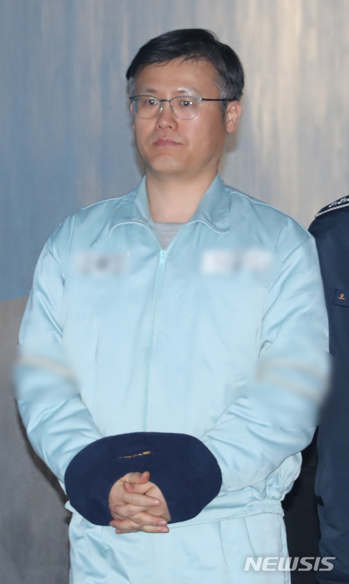 【서울=뉴시스】김선웅 기자 = 정호성 전 청와대 부속비서관이 23일 서울 서초구 서울고등법원에서 열린 항소심 2차 공판에 출석하고 있다. 2018.01.23. mangusta@newsis.com