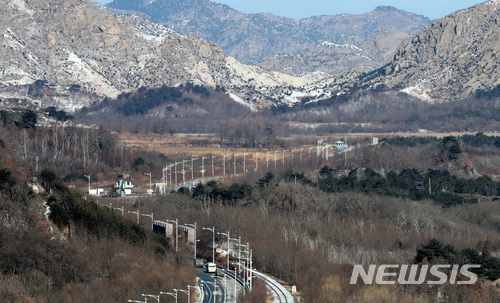 【고성(강원)=뉴시스】사진공동취재단 = 지난 1월 평창동계올림픽대회를 기념하는 남북 합동 문화행사 등을 준비하기 위한 정부 선발대(단장 이주태 통일부 교류협력국장) 관계자들을 태운 미니버스가 강원 고성군 동해선도로 비무장지대를 통과해 북한 금강산지구로 향하고 있다. 2018.01.23. photo@newsis.com