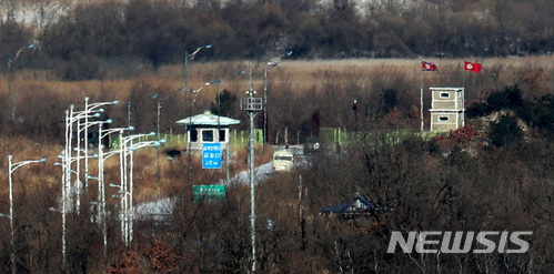 【고성(강원)=뉴시스】사진공동취재단 = 2018평창동계올림픽대회를 기념하는 남북 합동 문화행사 등을 준비하기 위한 정부 선발대(단장 이주태 통일부 교류협력국장) 관계자들을 태운 미니버스가 23일 오전 강원 고성군 동해선도로 비무장지대를 통과해 북한 금강산지구로 향하고 있다. 선발대는 통일부, 문화체육관광부, 스키협회 등 관계자들로 구성됐다. 이들은 오는 25일까지 2박3일간 금강산지구와 마식령스키장 등에서 남북 합동 문화행사와 남북 스키 공동 훈련 준비를 하고 25일 오후 5시30분께 MDL을 넘어 귀환할 예정이다. 2018.01.23. photo@newsis.com