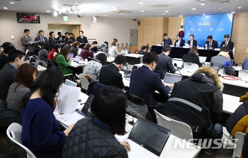 【서울=뉴시스】전신 기자 = 김용범 금융위원회 부위원장이 23일 서울 종로구 정부서울청사에서 가상통화 취급 업소 현장 조사 결과를 발표하고 있다 2018.01.23.  photo1006@newsis.com