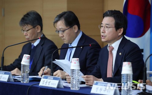 【서울=뉴시스】전신 기자 = 김용범 금융위원회 부위원장이 23일 서울 종로구 정부서울청사에서 가상통화 취급 업소 현장 조사 결과를 발표하고 있다 2018.01.23. photo1006@newsis.com