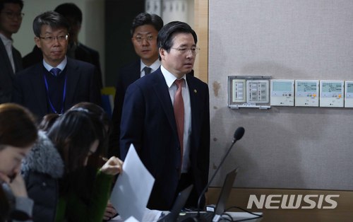 【서울=뉴시스】전신 기자 = 김용범 금융위원회 부위원장이 가상통화 취급 업소 현장 조사 결과 발표를 위해 23일 서울 종로구 정부서울청사 브리핑룸으로 들어서고 있다. 2018.01.23. photo1006@newsis.com