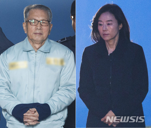 【서울=뉴시스】김선웅 기자 =  박근혜 정부의 문화와 예술계 '블랙리스트' 사건 2심 선고 공판이 열린 지난 1월23일 서울 서초동 서울고법에서 김기춘 전 대통령 비서실장(왼쪽)과 조윤선 전 청와대 정무수석이 각각 2심 선고를 받고 법원을 나서고 있다. 김 전 실장은 대법원의 구속취소 결정으로 8월6일 새벽 석방된 후 불구속재판을 받았다. 2018.01.23.  mangusta@newsis.com