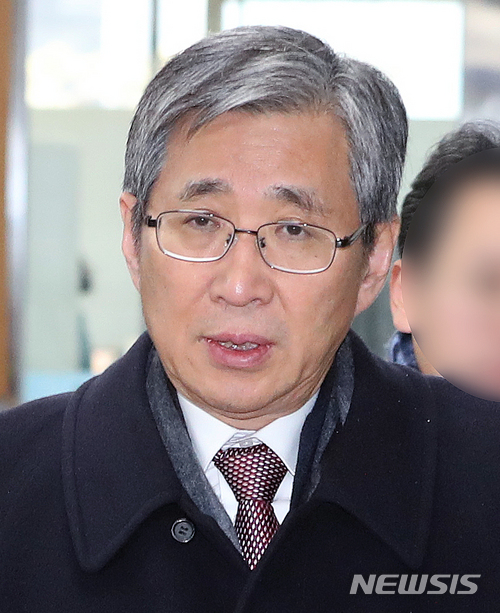 【서울=뉴시스】김선웅 기자 = 박근혜 전 대통령의 지시를 받고 이미경 CJ그룹 부회장의 퇴진을 강요한 혐의로 재판에 넘겨진 조원동 전 청와대 경제수석이 지난 1월23일 오후 서울 서초구 서울중앙지방법원에서 열린 2차 공판에 출석하고 있다. 2018.01.23. mangusta@newsis.com