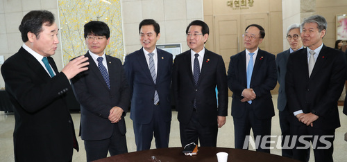 【세종=뉴시스】강종민 기자 = 이낙연 국무총리가 23일 오후 세종시 어진동 세종컨벤션센터에서 국민건강 확보 주제로 열린 정부 업무보고에 앞서 박완주 국회의원, 류영진 식약처장, 김영록 농식품부 장관, 홍남기 국조실장, 김수현 청와대 사회수석 등과 대화를 나누고 있다. 2018.01.23.&nbsp; ppkjm@newsis.com