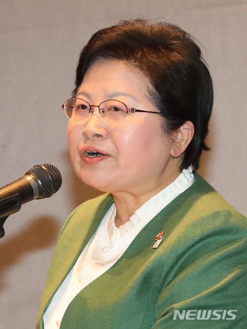 【서울=뉴시스】김선웅 기자 = 23일 오후 서울 서초구 서울지방조달청에서 열린 2018 가족계 신년인사회에서 정현백 여성가족부 장관이 인사말을 하고 있다. 2018.01.23. mangusta@newsis.com