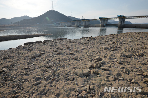 【대구=뉴시스】우종록 기자 = 대구지역 겨울철 가뭄으로 인한 농업용수와 생활용수 확보에 비상이 걸린 가운데 지난 1월23일 오후 대구 달성군 논공읍 달성보 인근 낙동강 수위가 낮아져 일부 바닥을 드러내고 있다. 2018.03.09. wjr@newsis.com
