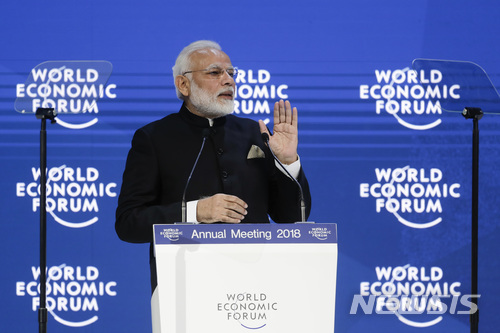 【다보스=AP/뉴시스】나렌드라 모디 인도 총리가 23일(현지시간) 스위스 다보스에서 열리고 있는 세계경제포럼(WEF)에 참석해 연설하고 있다. 2018.1.23
