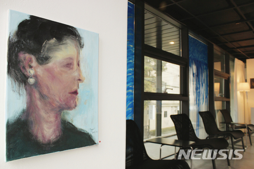 【서울=뉴시스】 퍼블릭 갤러리에서 함미나 작가의 ‘Unfamiliar face’ 개인전이 2월 11일까지 열린다.