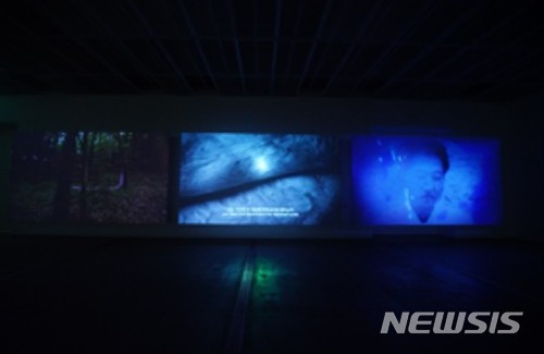 【서울=뉴시스】 송상희 '다시 살아나거라 아가야', 2017 송상희 작가는 음악, 영상, 드로잉, 텍스트, 퍼포먼스를 통해 역사의 현장에서 가려진 부분이나 잊힌 것들, 그 순간 속에 머문 찬란한 것들에 말을 걸며 다시 관계 맺는 작업을 선보인다.