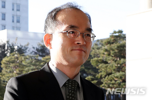 【서울=뉴시스】고승민 기자 = 문무일 검찰총장이 지난 24일 서울 서초동 대검찰청에 출근하고 있다. 2018.01.24. kkssmm99@newsis.com