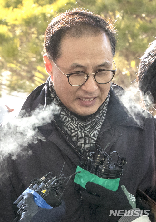【서울=뉴시스】김선웅 기자 = 이명박 전 대통령의 조카인 이동형 다스 부사장이 피의자 신분으로 조사를 받기 위해 24일 오전 서울 송파구 서울동부지방검찰청에 출석하고 있다. 2018.01.24.&nbsp; mangusta@newsis.com
