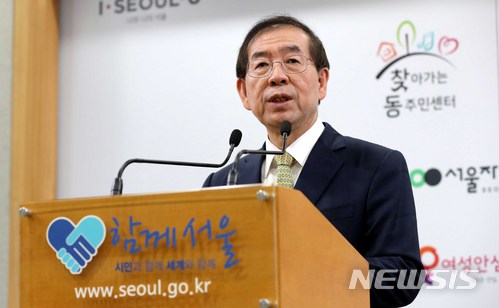 【서울=뉴시스】고범준 기자 = 박원순 서울시장이 24일 오전 서울 중구 서울시청 브리핑룸에서 열린 tbs 교통방송 프리랜서 정규직화 발표 기자 설명회에서 모두발언을 하고 있다. 2018.01.24. bjko@newsis.com