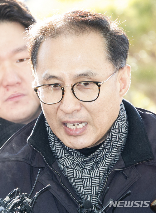 【서울=뉴시스】김선웅 기자 = 이명박 전 대통령의 조카인 이동형 다스 부사장이 피의자 신분으로 조사를 받기 위해 24일 오전 서울 송파구 서울동부지방검찰청에 출석하며 입장을 밝히고 있다. 2018.01.24. mangusta@newsis.com