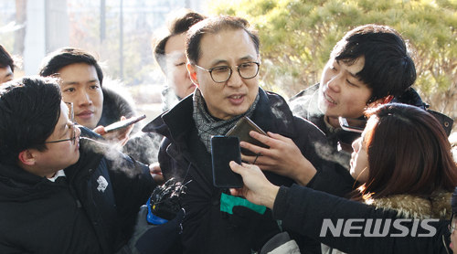 【서울=뉴시스】김선웅 기자 = 이명박 전 대통령의 조카인 이동형 다스 부사장이 피의자 신분으로 조사를 받기 위해 24일 오전 서울 송파구 서울동부지방검찰청에 출석하며 입장을 밝히고 있다. 2018.01.24.&nbsp; mangusta@newsis.com