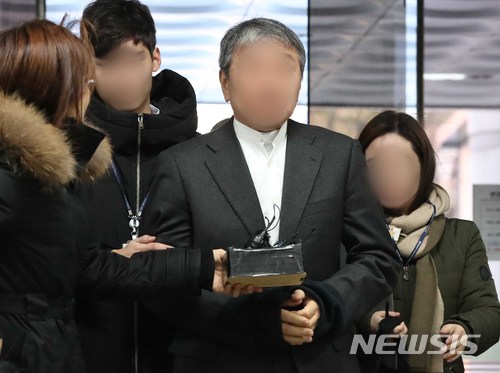 【서울=뉴시스】고승민 기자 = 이형규 전 고엽제전우회 회장이 영장실질심사를 받기 위해 지난 1월24일 서울중앙지법에 들어서고 있다. 2018.01.24. kkssmm99@newsis.com