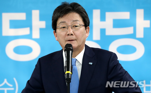 【서울=뉴시스】이영환 기자 = 바른정당 유승민 대표가 24일 오전 서울 영등포구 바른정당 중앙당사에서 열린 창당 1주년 기념식에 참석해 발언하고 있다. 유승민 대표는 "비록 소수이지만 한국정치를 바꾸는 역할을 해낼 수 있다고 확신한다" 며 "개혁보수라는 것이 한국정치의 앞날에 얼마나 중요한지 가슴에 새기고 그 길로 같이 나가주길 바란다"고 발언했다. 2018.01.24.&nbsp; 20hwan@newsis.com