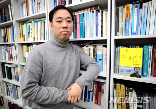 【서울=뉴시스】박진희 기자 = '말이 칼이 될때' 저자 홍성수 교수가 지난 22일 서울 용산구 숙명여대 연구실에서 인터뷰를 마치고 자신의 저서를 소개하고 있다. 2018.01.24.pak7130@newsis.com