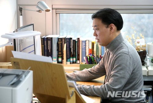 【서울=뉴시스】박진희 기자 = '말이 칼이 될때' 저자 홍성수 교수가 지난 22일 서울 용산구 숙명여대 연구실에서 강의 자료를 살펴보고 있다. 2018.01.24.pak7130@newsis.com