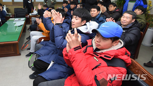 【수원=뉴시스】이정선 기자 = 24일 오전 경기 수원 삼일공업고등학교에서 테니스부 학생들이 2018 호주오픈 남자단식 준준결승 제3경기 테니스 샌드그런과 정현의 경기를 보며 선배의 승리를 기원하고 있다. 2018.01.24. ppljs@newsis.com