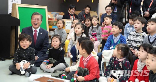 【서울=뉴시스】전진환 기자 = 문재인 대통령이 24일 오전 서울 도봉구 한그루 어린이집을 방문해 어린이들과 함께 마술공연을 관람하고 있다. 2018.01.24.&nbsp; amin2@newsis.com