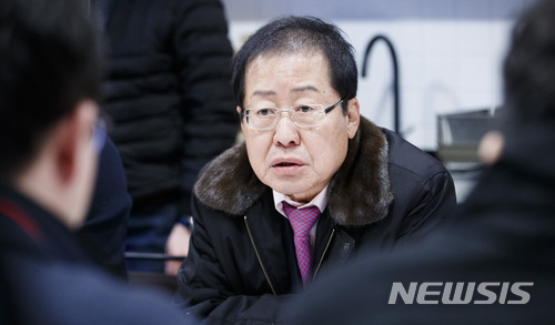 【서울=뉴시스】김선웅 기자 = 홍준표 자유한국당 대표가 24일 오후 서울 강남구에 위치한 브이플렉스 창업기업 소통라운지에서 열린 ‘블록 체인과 가상화폐의 미래’ 간담회에 참석해 블록체인 업체 및 연구 관계자들과 대화를 나누고 있다. 2018.01.24. mangusta@newsis.com