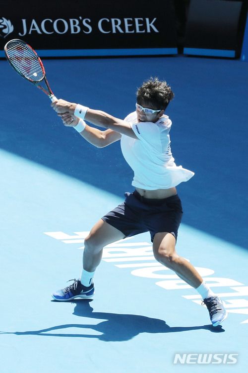 【서울=뉴시스】조성봉 기자 = 정현이 24일(현지시각) 호주 멜버른 로드 레이버 아레나에서 열린 테니스 샌드그린(미국, 97위)과의 호주오픈 테니스대회 남자단식 8강전에서 세트스코어 3-0(6-3 7-6 6-3)으로 승리했다.정현은 이번 대회를 통해 한국 선수로는 최초로 그랜드슬램 대회 8강 진출의 역사를 썼고, 기세를 이어나가 4강까지 도달했다. 2018.01.24. (사진=대한테니스협회 제공)photo@newsis.com