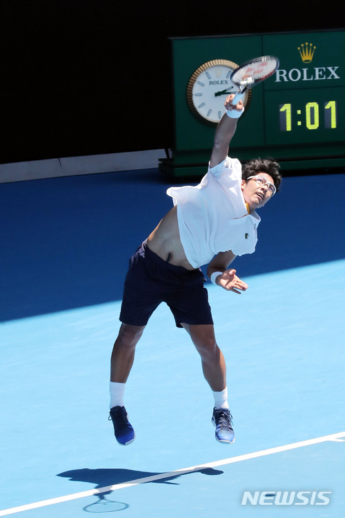 【서울=뉴시스】조성봉 기자 = 정현이 24일(현지시각) 호주 멜버른 로드 레이버 아레나에서 열린 테니스 샌드그린(미국, 97위)과의 호주오픈 테니스대회 남자단식 8강전에서 세트스코어 3-0(6-3 7-6 6-3)으로 승리했다.정현은 이번 대회를 통해 한국 선수로는 최초로 그랜드슬램 대회 8강 진출의 역사를 썼고, 기세를 이어나가 4강까지 도달했다. 2018.01.24. (사진=대한테니스협회 제공)photo@newsis.com