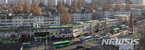 【서울=뉴시스】임태훈 기자 = 국토교통부의 지난 21일 정부의 재건축 초과이익환수금 시뮬레이션 발표로 시장에 혼란이 가중되고 있는 가운데 일부 단지에서 희비가 갈리고 있다. 24일 부동산 업계에 따르면 초과이익환수금 부담이 클 것으로 지목된 서울 서초구 반포동 등은 일부 매수자들이 관망세로 돌아섰다. 반면 사업 초기 재건축 단지나 뉴타운 등 재개발 지분들은 가격이 강세를 띠고 있다. 사진은 이날 오후 서울 서초구 반포주공 1단지의 모습. 2018.01.24. taehoonlim@newsis.com