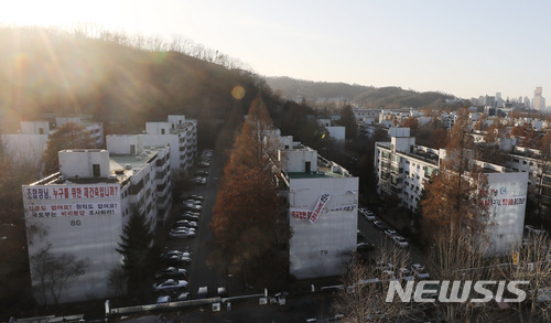 【서울=뉴시스】임태훈 기자 = 국토교통부의 지난 21일 정부의 재건축 초과이익환수금 시뮬레이션 발표로 시장에 혼란이 가중되고 있는 가운데 일부 단지에서 희비가 갈리고 있다. 24일 부동산 업계에 따르면 초과이익환수금 부담이 클 것으로 지목된 서울 서초구 반포동 등은 일부 매수자들이 관망세로 돌아섰다. 반면 사업 초기 재건축 단지나 뉴타운 등 재개발 지분들은 가격이 강세를 띠고 있다. 사진은 이날 오후 서울 서초구 반포주공 1단지의 모습. 2018.01.24. taehoonlim@newsis.com
