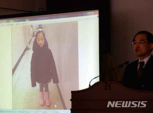 【전주=뉴시스】강인 기자 = 25일 전북 전주지검 김한수 차장검사가 '고준희양 학대치사' 사건 수사 결과에 대한 브리핑을 하고 있는 가운데 준희양이 학대 전 정상이었다는 설명을 하고 있다. 2018.01.25.kir1231@newsis.com