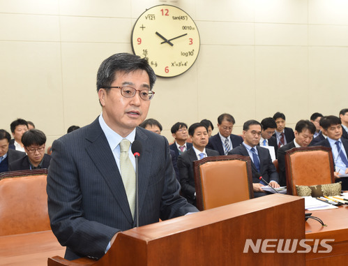 【세종=뉴시스】김동연 경제부총리 겸 기획재정부 장관은 25일 국회에서 열린 4차 산업혁명 특별위원회에 출석해 기재부 업무보고에 앞서 인사말을 하고 있다.(사진=기획재정부 제공)