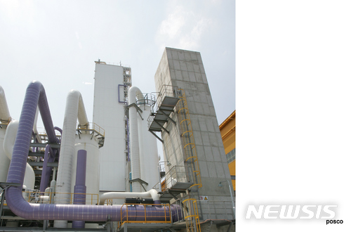 【포항=뉴시스】박준 기자 = 25일 오후 4시25분께 포항시 남구 괴동동 포항제철소 안 산소공장에서 작업 중이던 근로자 이모(61)씨 등 4명이 질소가스에 질식해 모두 숨졌다. 사진은 산소공장의 모습. 2018.01.25(사진=포스코 제공) photo@newsis.com
